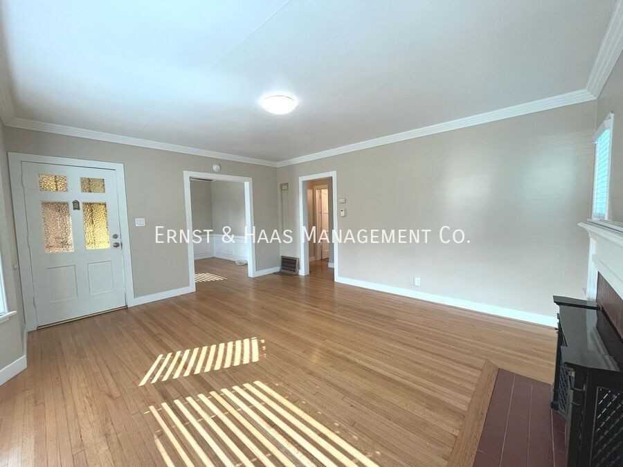 215 East Scott Street - Photo 3 of 16