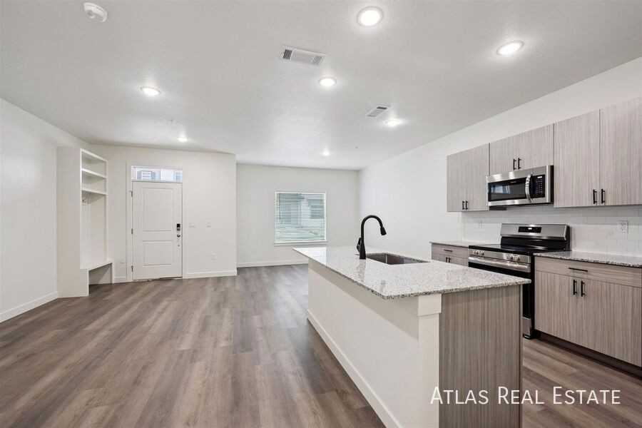 660 Hewlett Aly - Photo 3 of 50