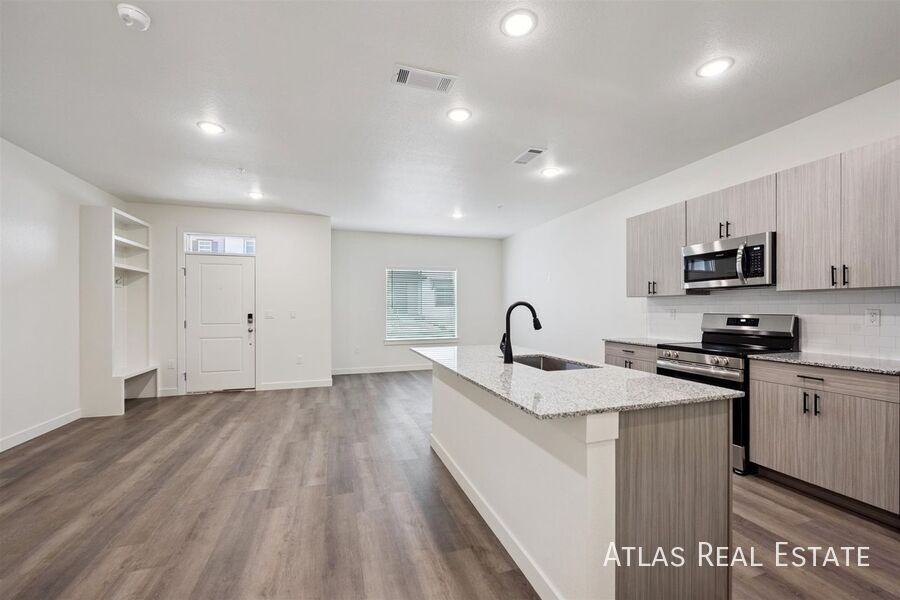 629 Leland Aly - Photo 3 of 50