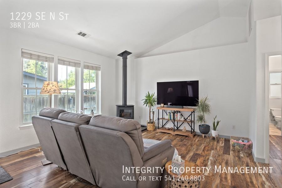 1229 Southeast N Street - Photo 2 of 33