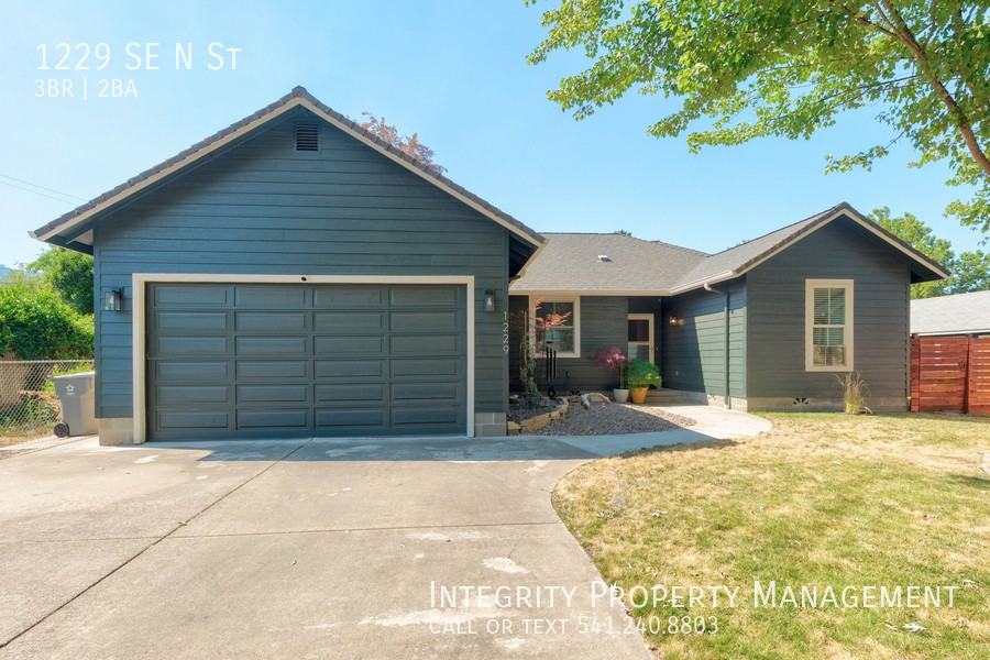 1229 Southeast N Street - Photo 3 of 33