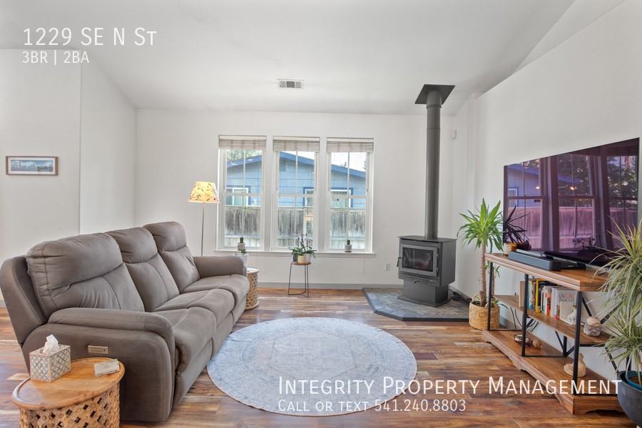 1229 Southeast N Street - Photo 4 of 33