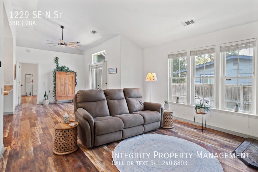 1229 Southeast N Street - Photo 5 of 33