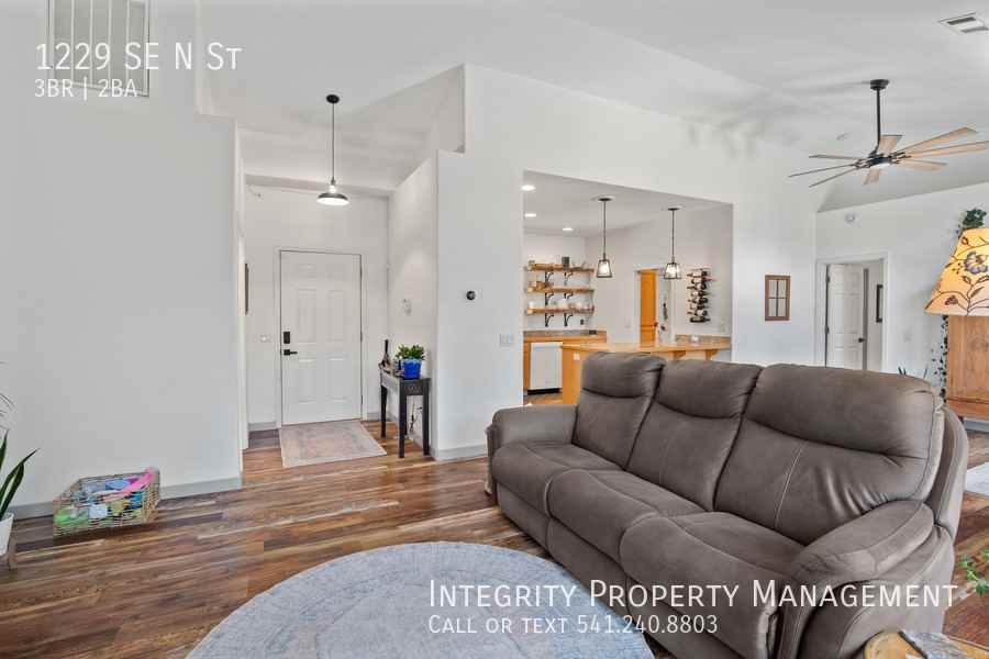 1229 Southeast N Street - Photo 6 of 33