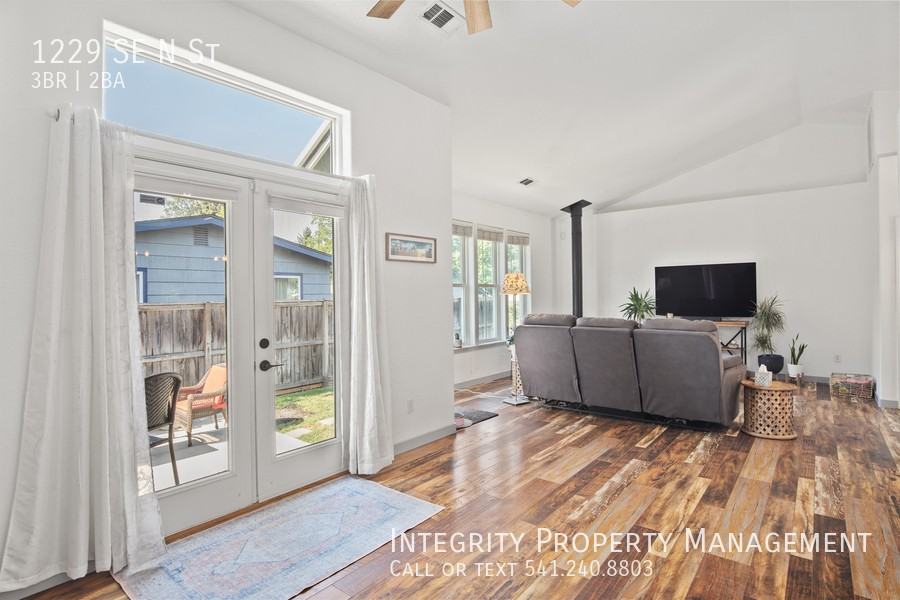 1229 Southeast N Street - Photo 7 of 33