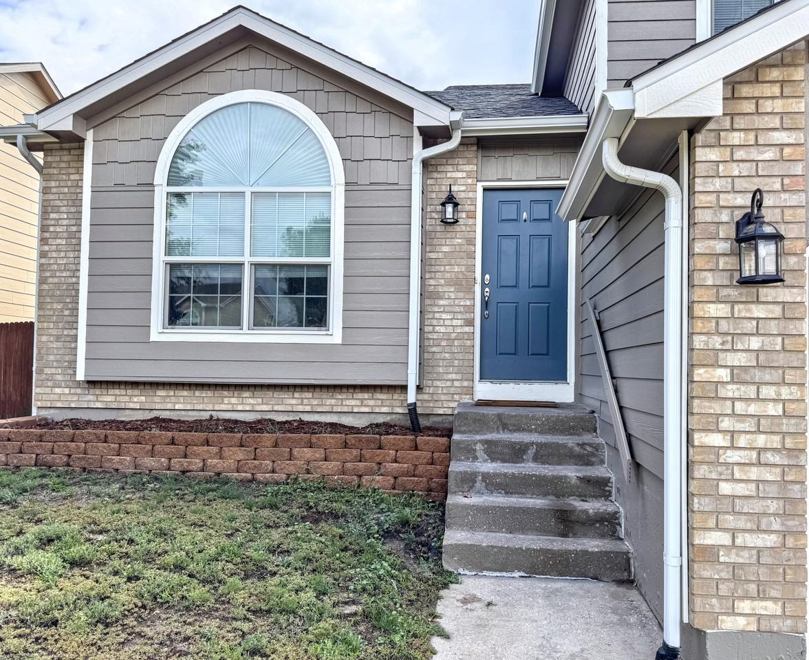 7925 Chancellor Drive - Photo 3 of 28