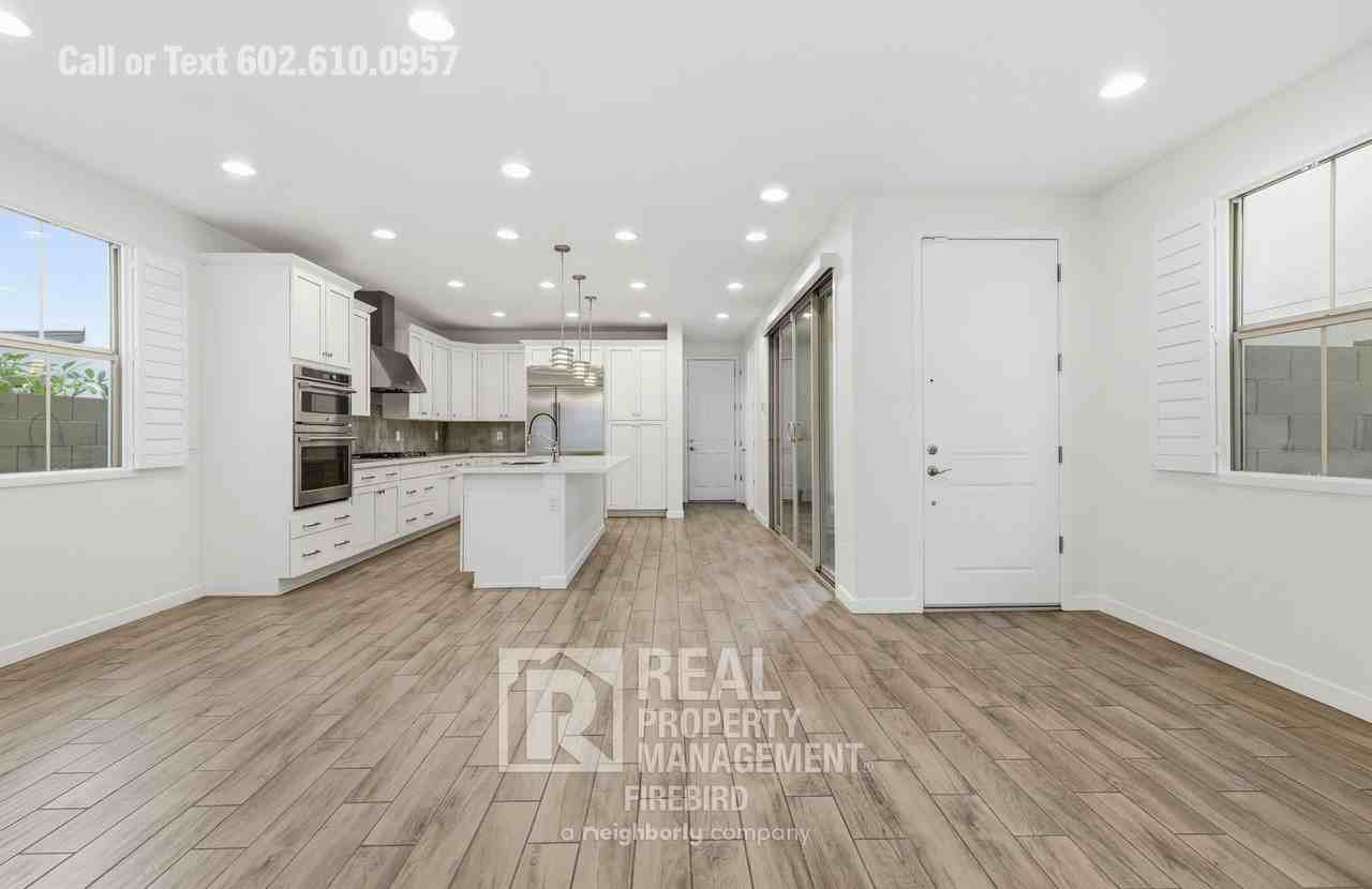 2342 West Gloria Lane - Photo 3 of 34