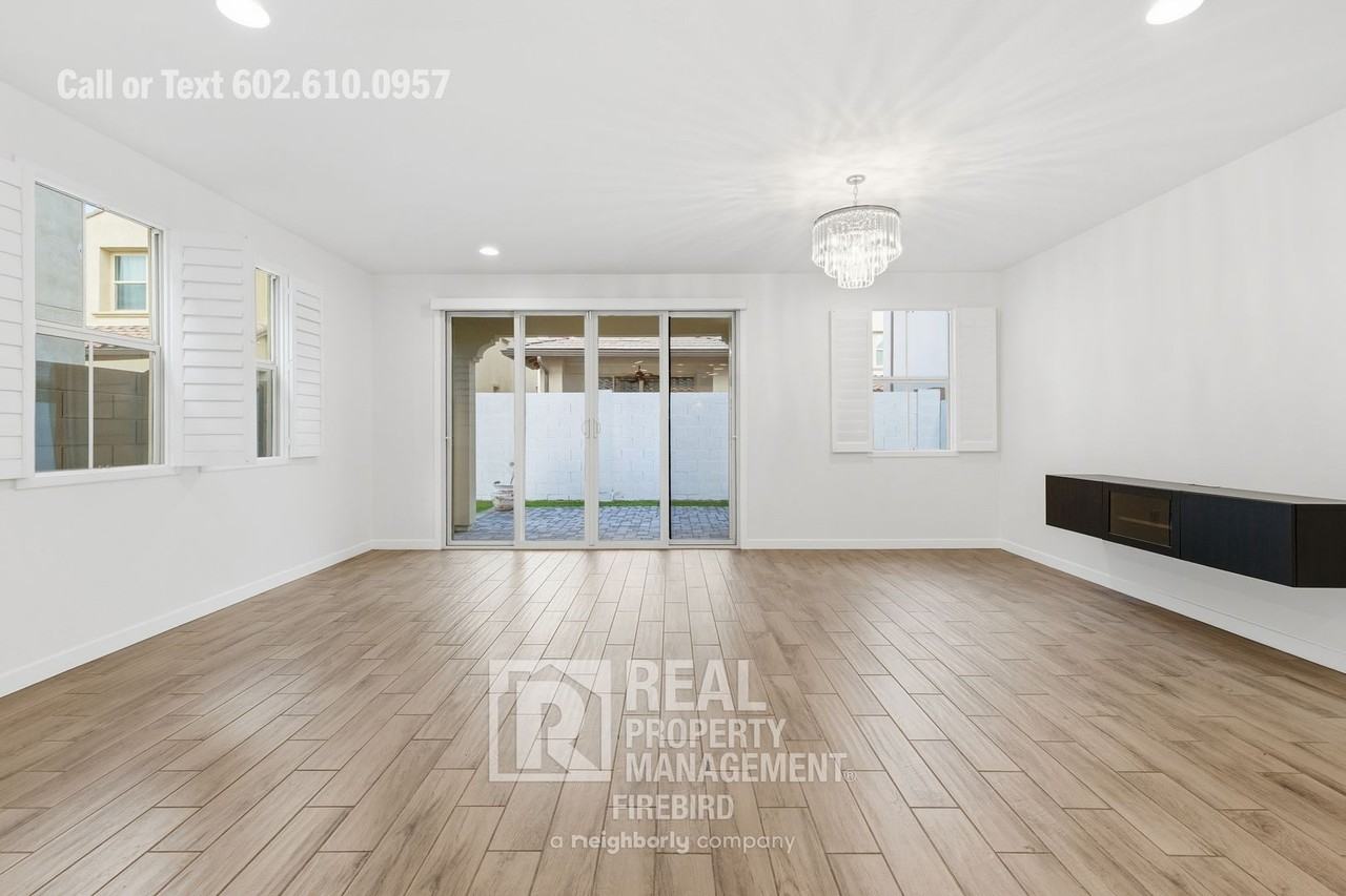 2342 West Gloria Lane - Photo 6 of 34