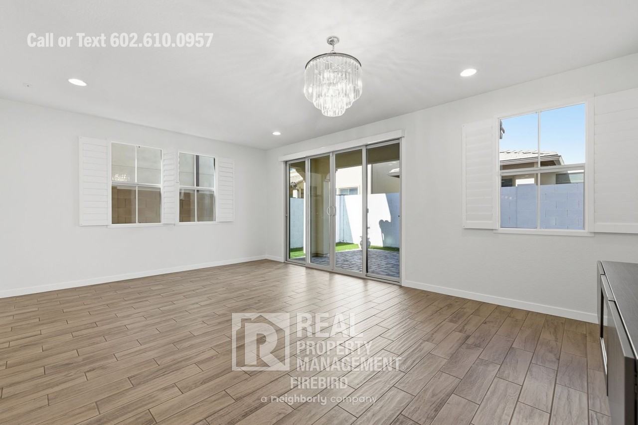 2342 West Gloria Lane - Photo 7 of 34