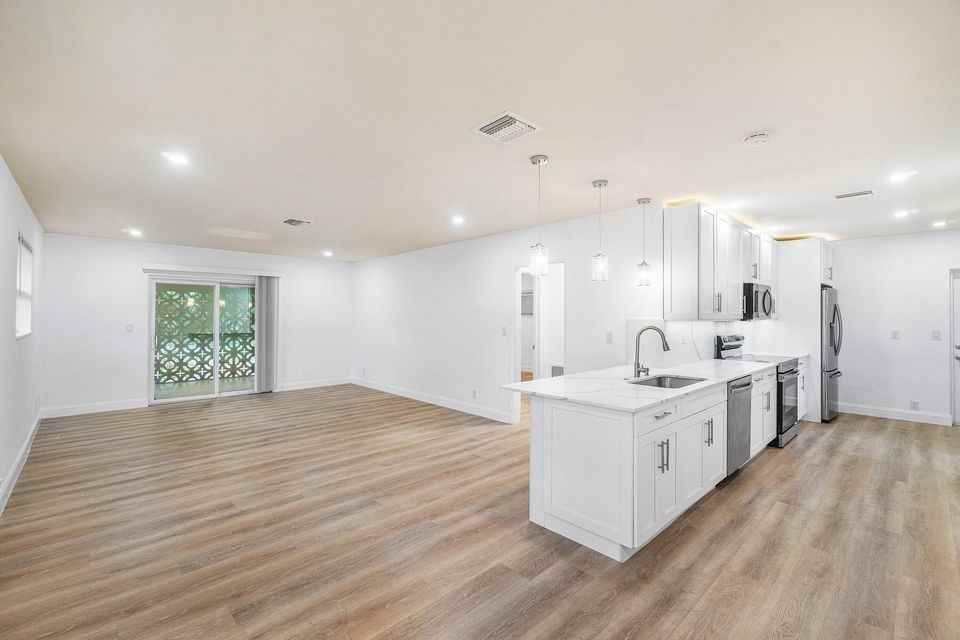 434 Southwest 9th Street - Photo 6 of 8