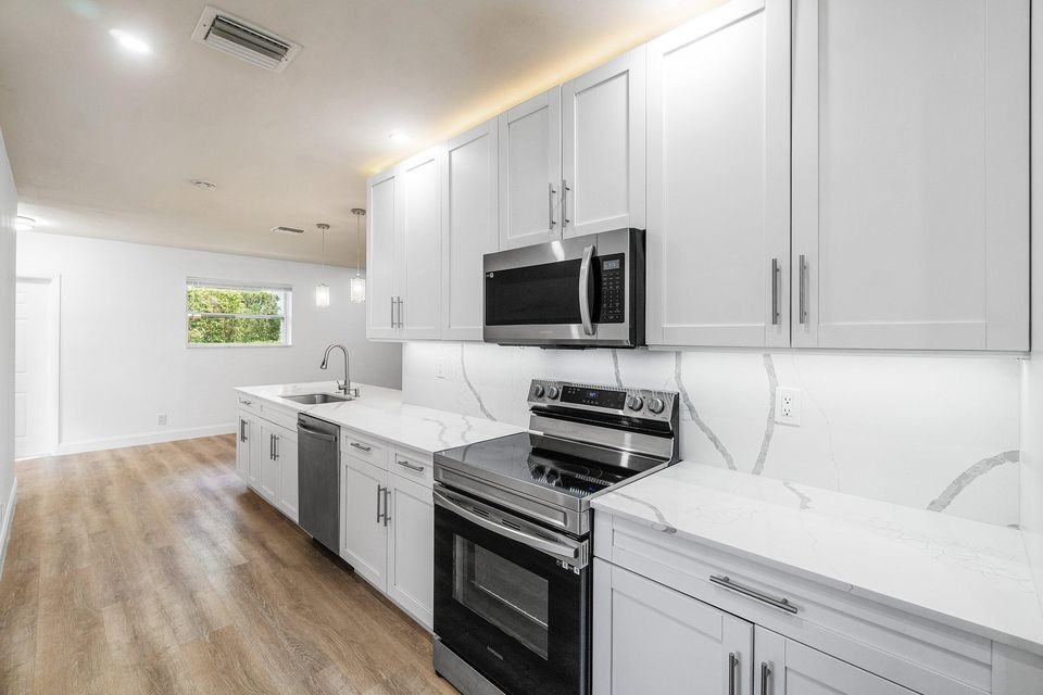 434 Southwest 9th Street - Photo 4 of 8