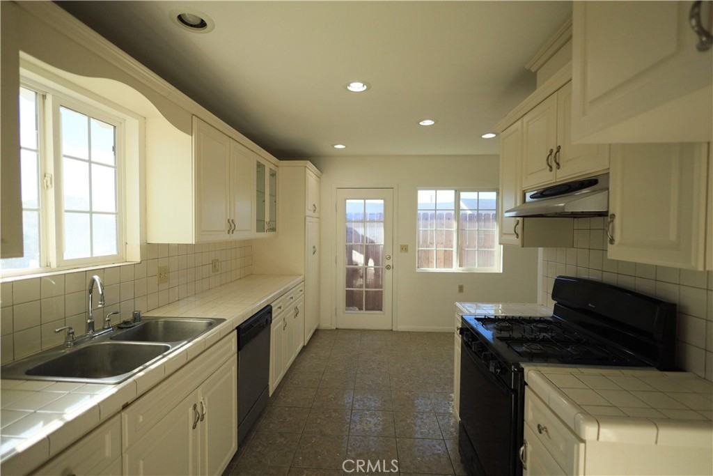 1283 Essex Ave #1283 - Photo 3 of 14