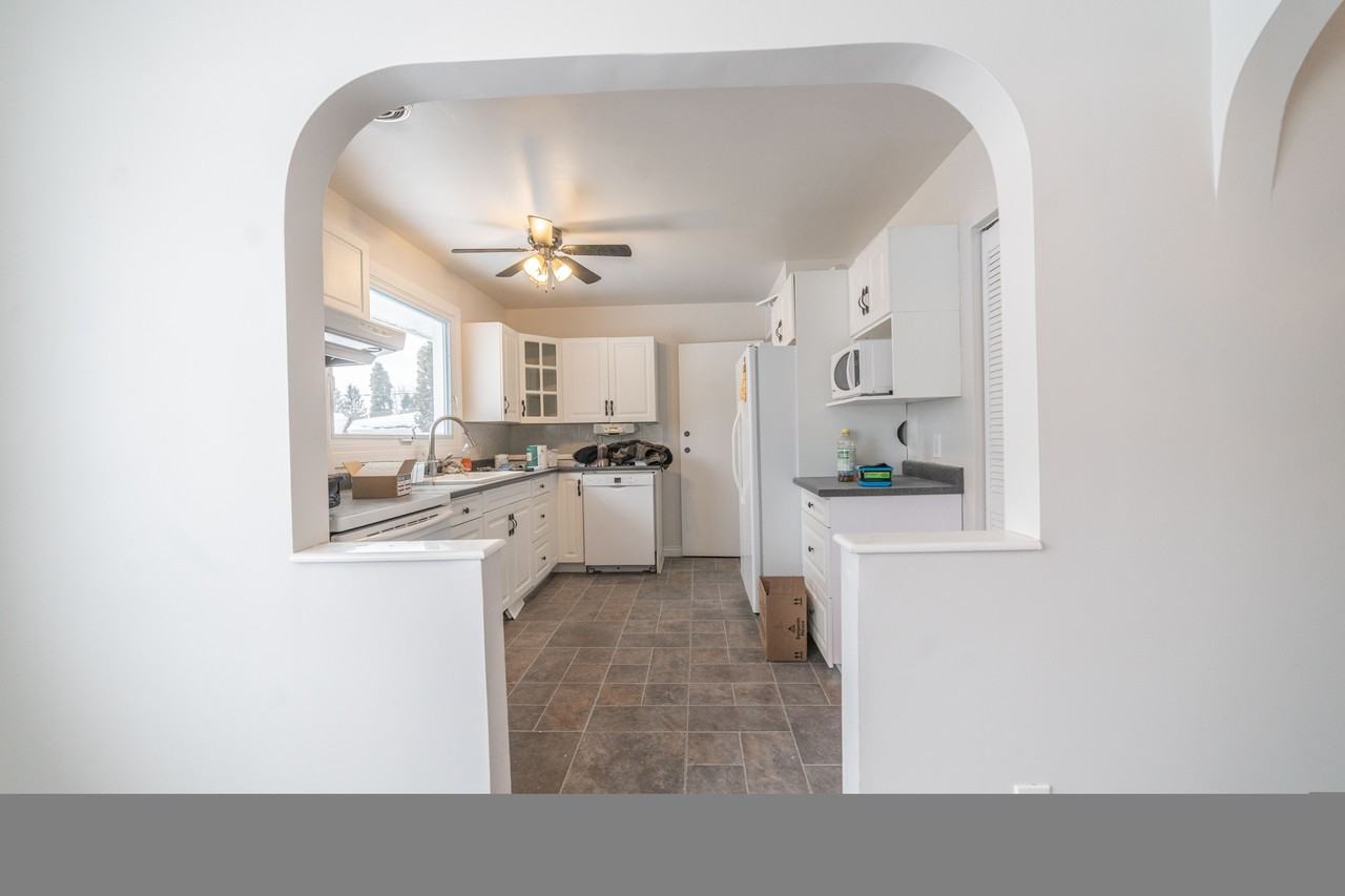 2608 Woodlawn Avenue - Photo 2 of 10