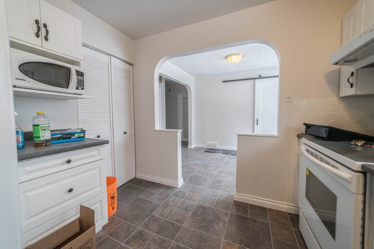 2608 Woodlawn Avenue - Photo 4 of 10