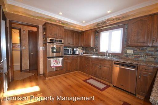 2911 Parkview Dr - Photo 2 of 7