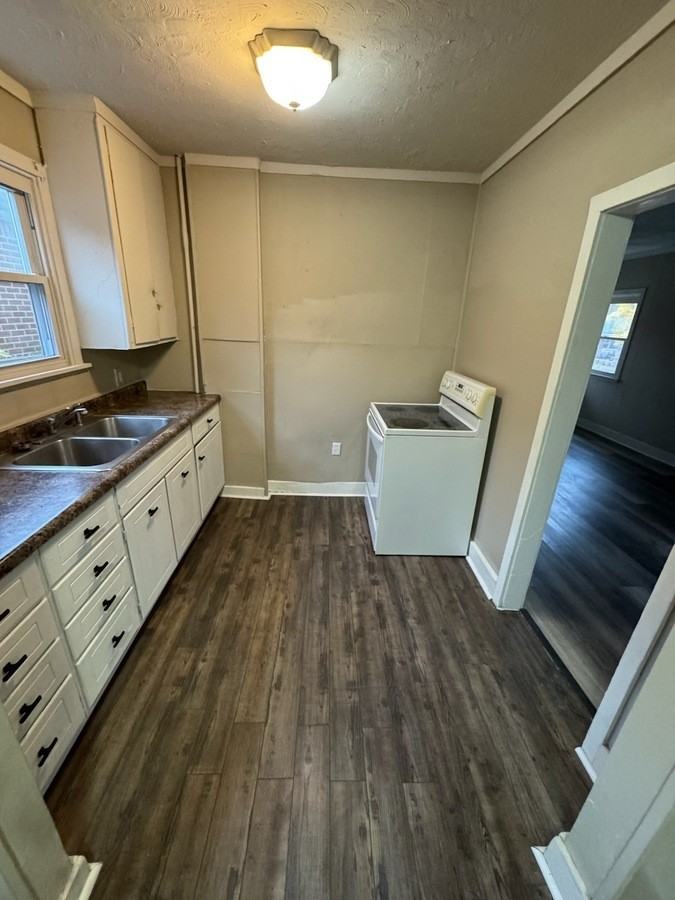 1024 Leslie St - Photo 3 of 22