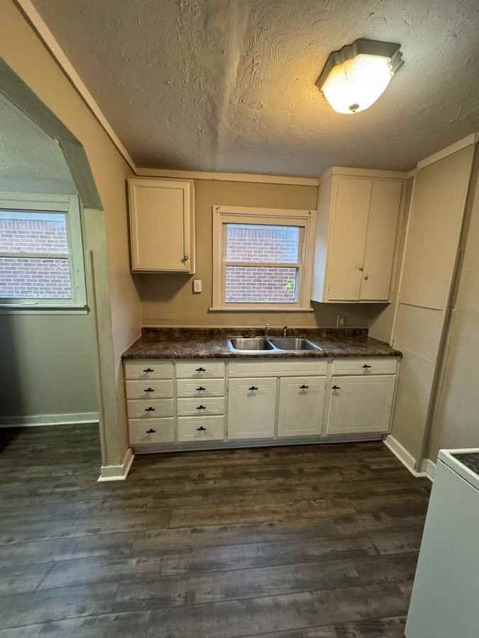 1024 Leslie St - Photo 4 of 22