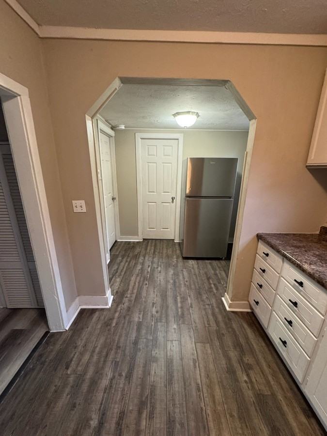 1024 Leslie St - Photo 5 of 22