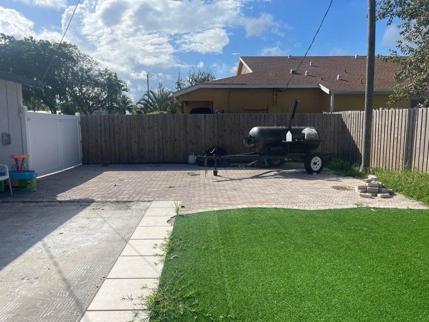 113 Northeast 5th Avenue - Photo 3 of 5