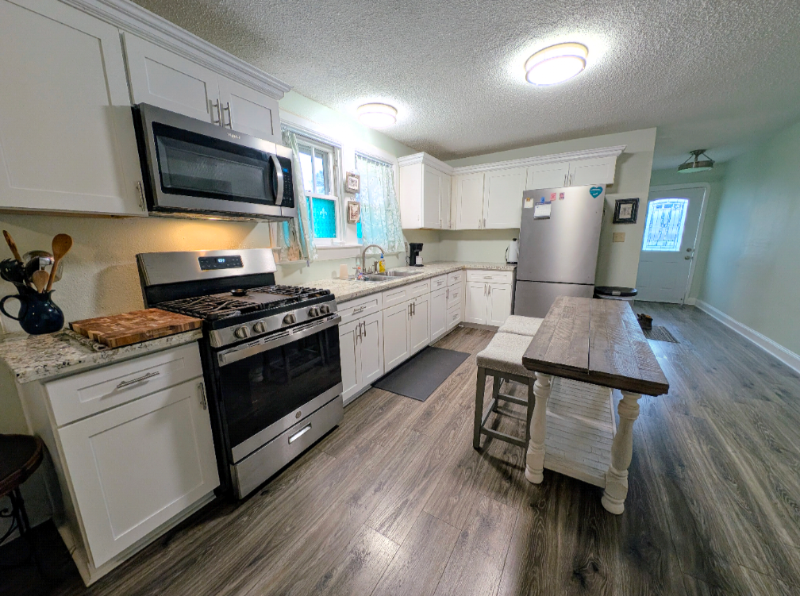 632 Avenue B - Photo 2 of 8