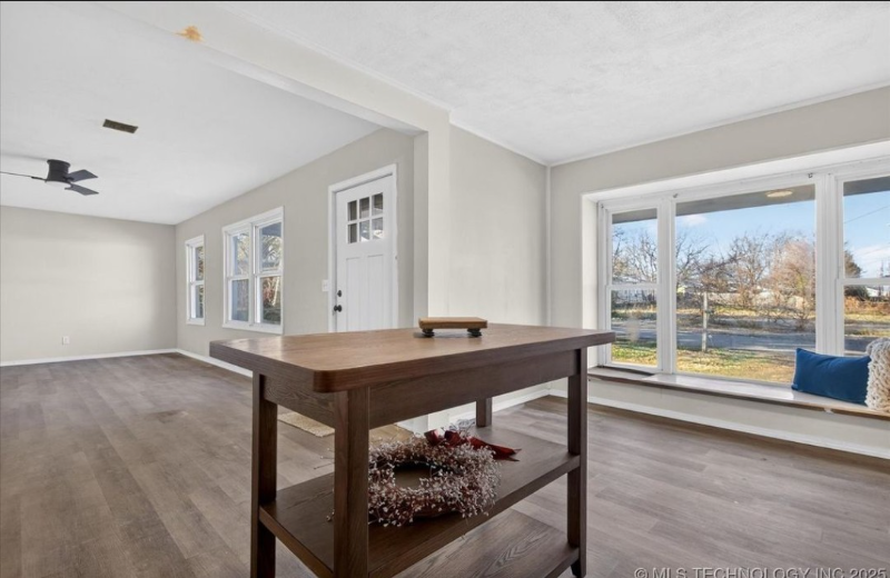 508 Northeast Avondale Avenue - Photo 3 of 12