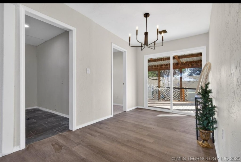 508 Northeast Avondale Avenue - Photo 4 of 12