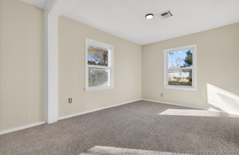 508 Northeast Avondale Avenue - Photo 7 of 12