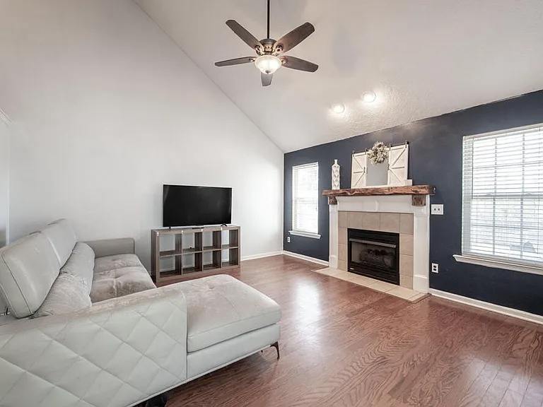 1473 Oxpens Rd - Photo 7 of 20