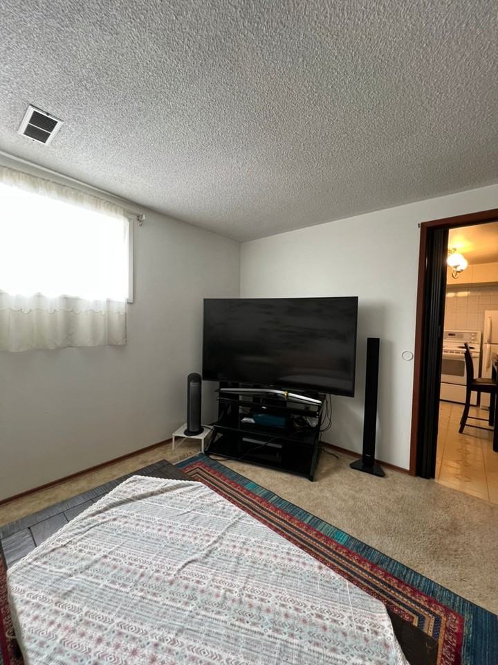 2334 Bowness Road Northwest - Photo 5 of 13