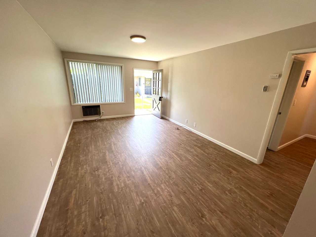 276 S Oak St - Photo 4 of 10