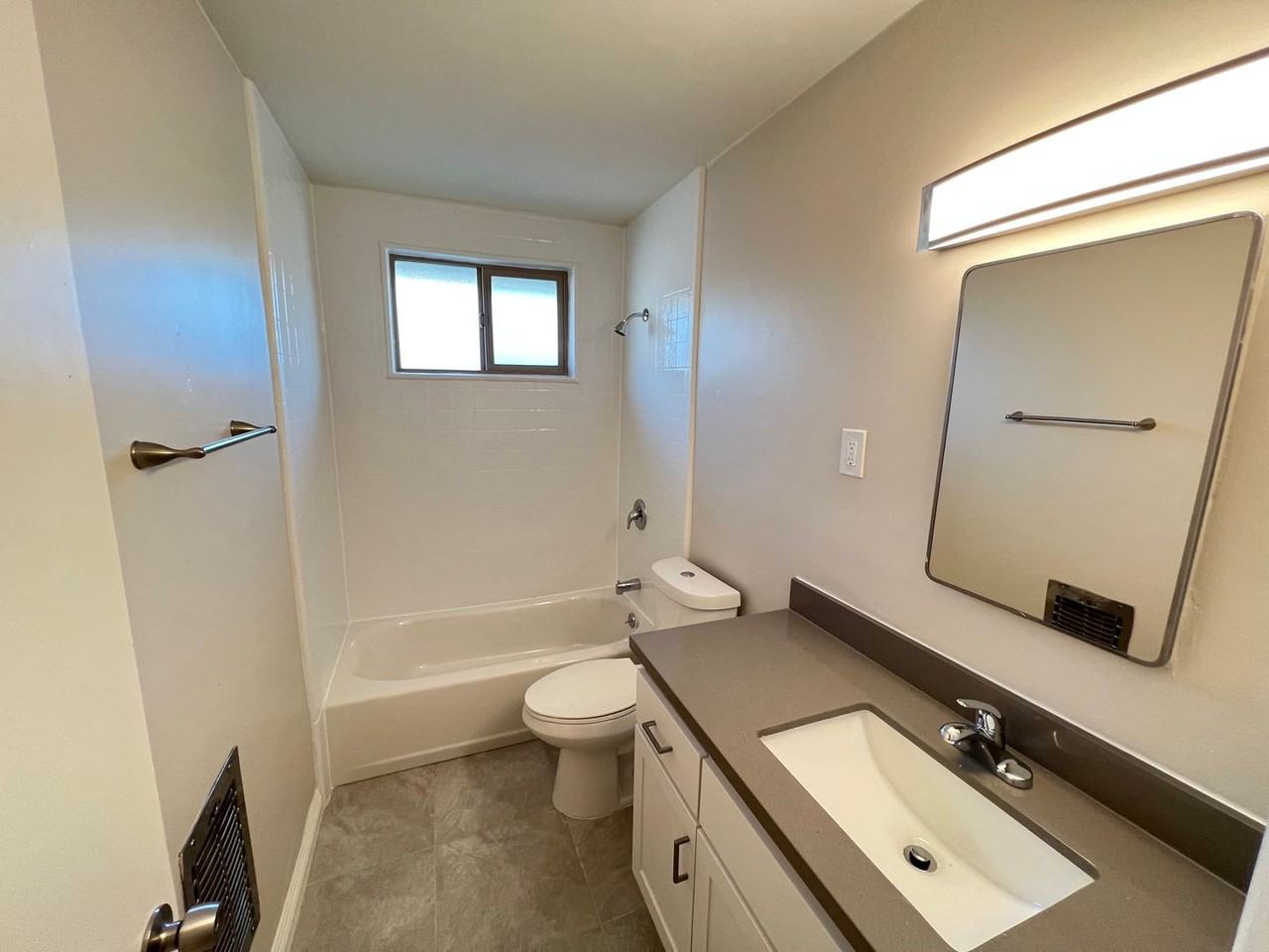 276 S Oak St - Photo 7 of 10