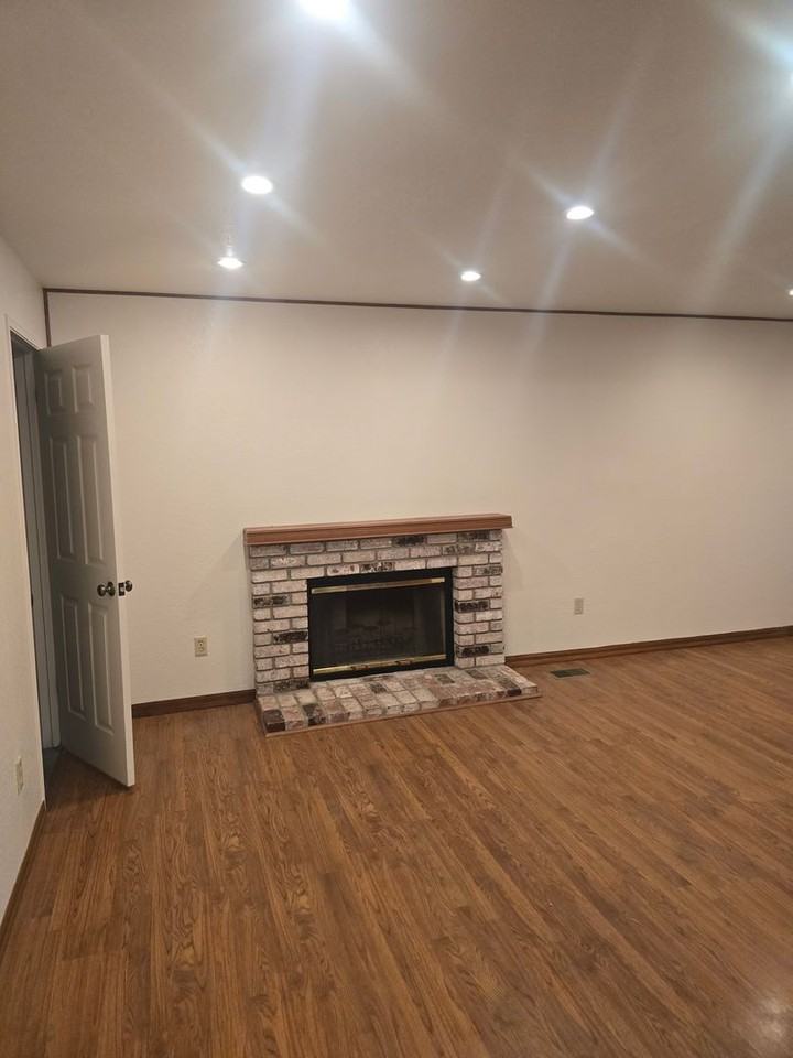 318 Ridgecrest Cir - Photo 3 of 32