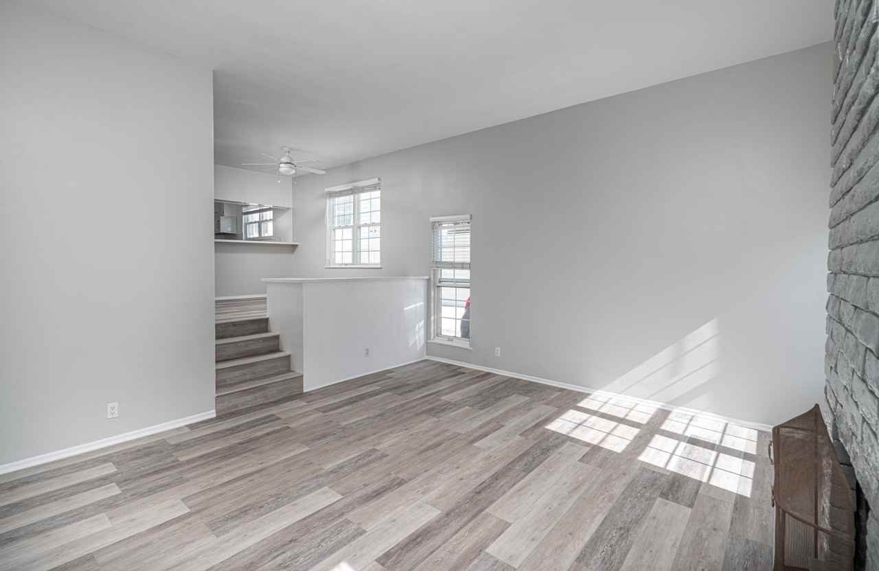 314 East Bay Avenue - Photo 4 of 24