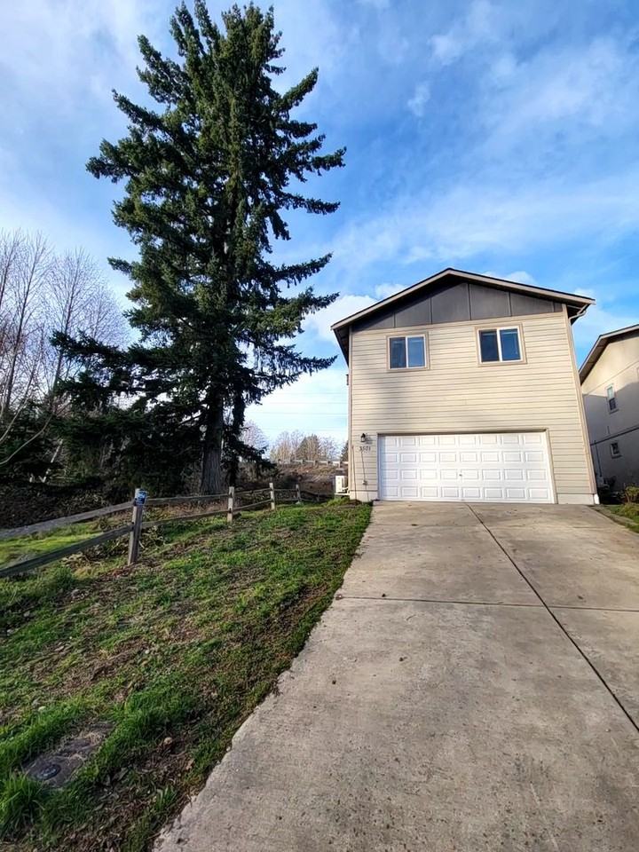 3501 Southeast Property Court - Photo 2 of 30