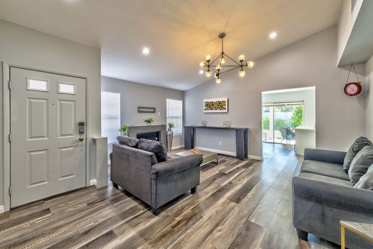 640 Whispering Palms Dr - Photo 2 of 16