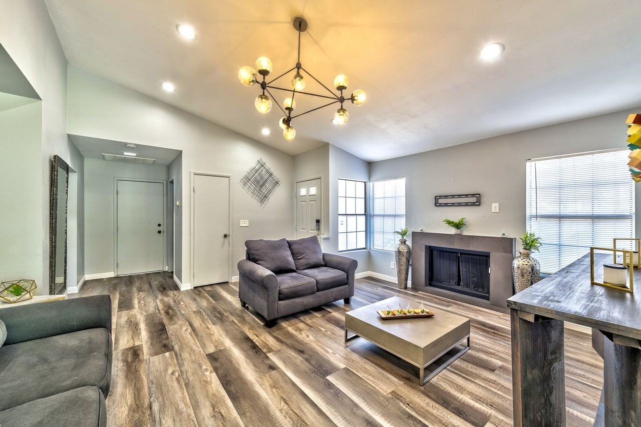 640 Whispering Palms Dr - Photo 5 of 16