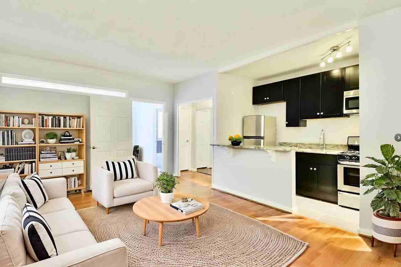 1727 Massachusetts Avenue Northwest - Photo 2 of 20