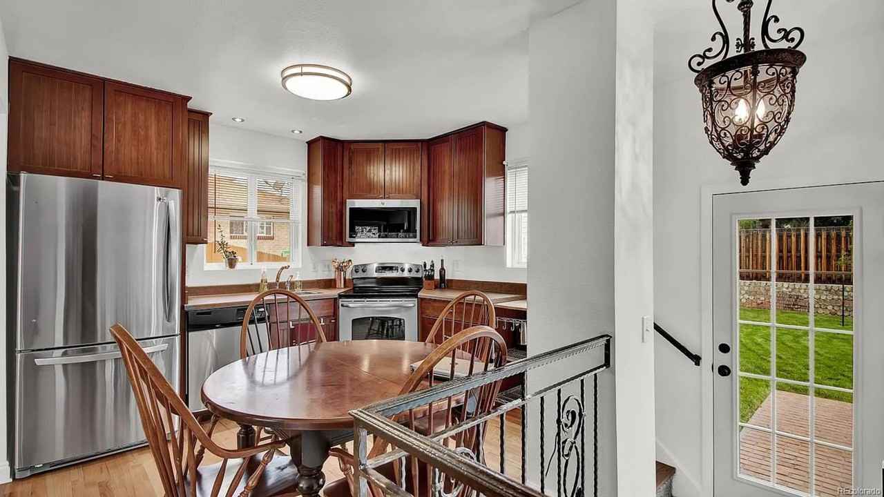 10870 Carrol Ln - Photo 7 of 33