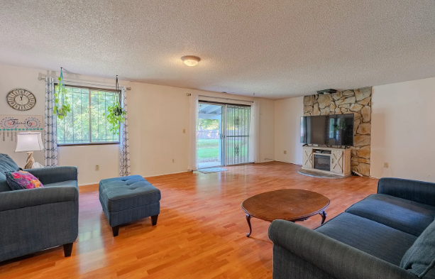 608 Northeast Pinebrook Avenue - Photo 4 of 12