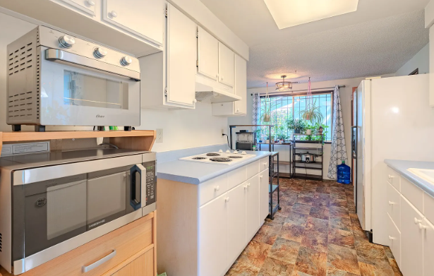 608 Northeast Pinebrook Avenue - Photo 5 of 12