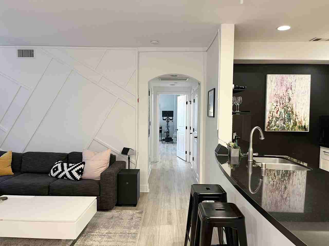 5037 Rosewood Ave #101 - Photo 3 of 35