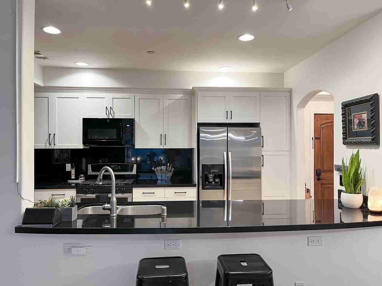 5037 Rosewood Ave #101 - Photo 7 of 35