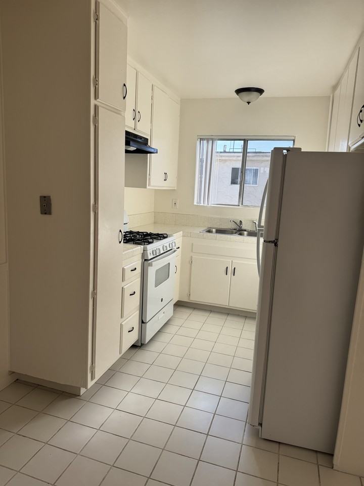 Menlo Ave. - Photo 7 of 14