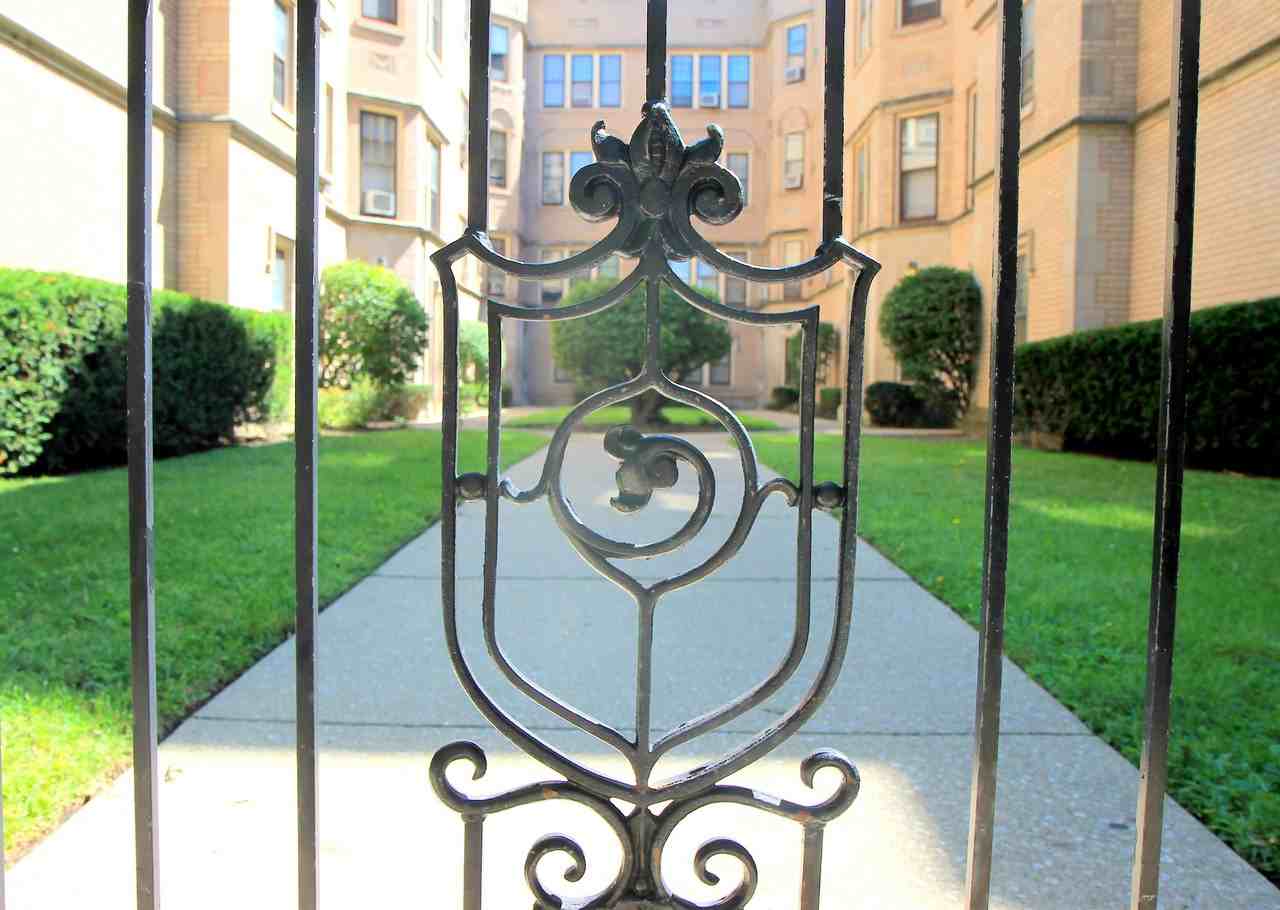 7443-49 N. Claremont - Photo 3 of 13