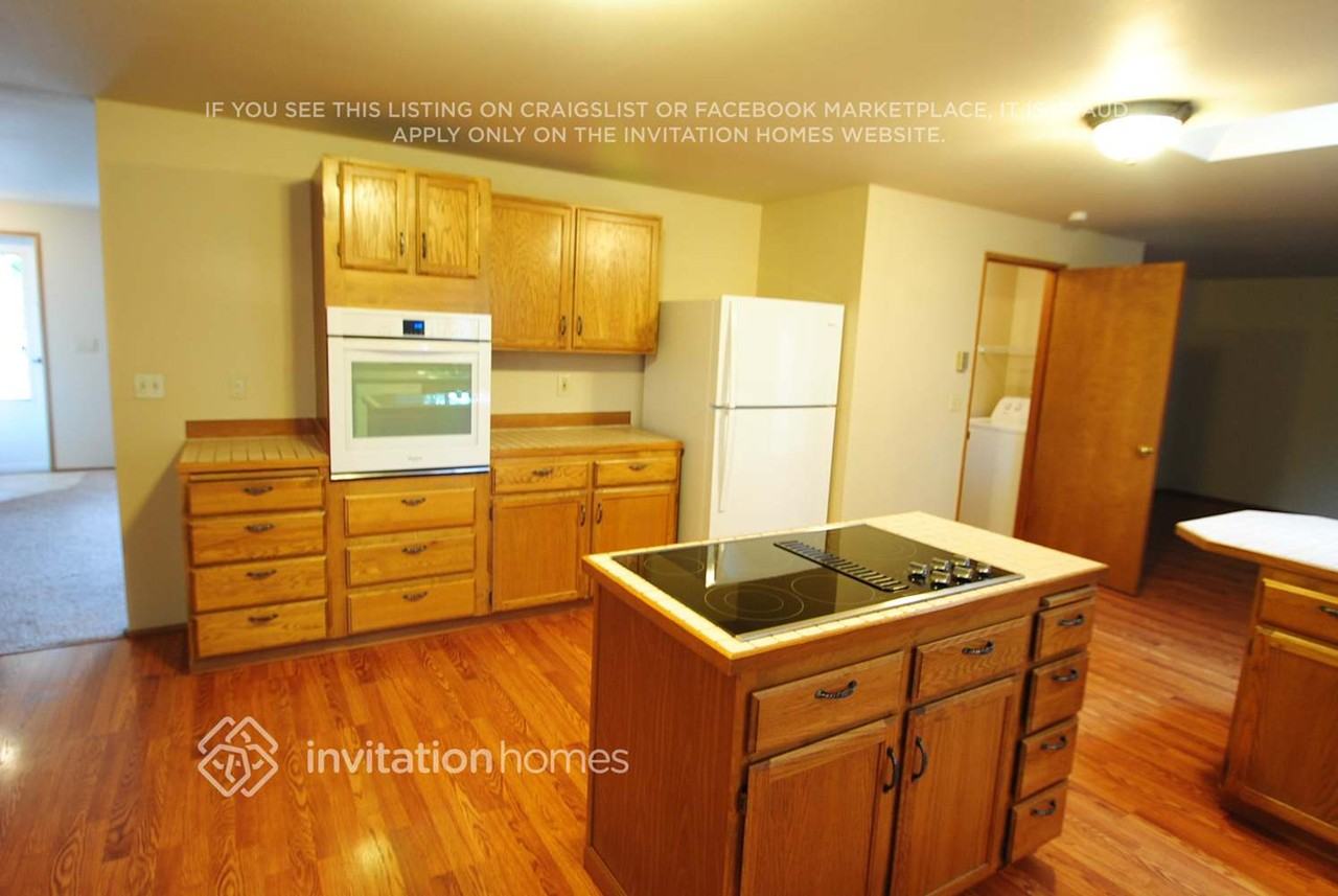 11211 152nd Street East - Photo 3 of 9