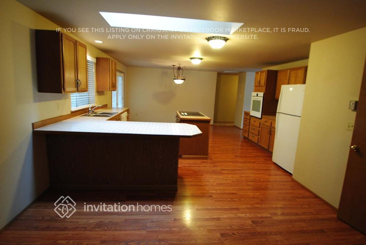 11211 152nd Street East - Photo 4 of 9