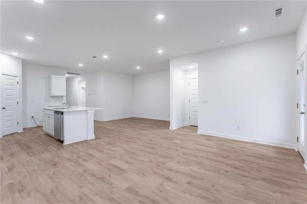 138 South Maroon Avenue - Photo 4 of 31