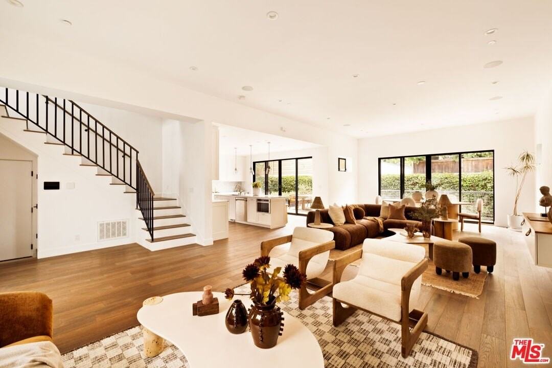 1023 Superba Avenue - Photo 4 of 21