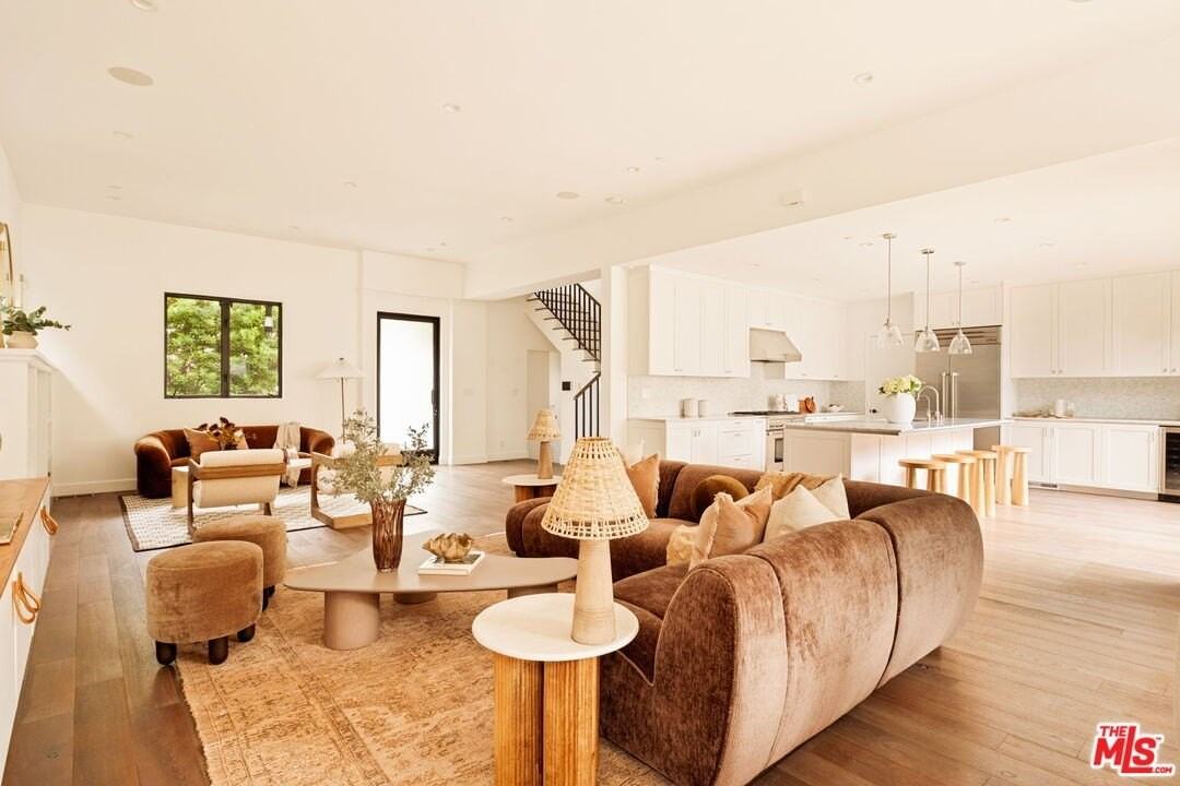 1023 Superba Avenue - Photo 5 of 21