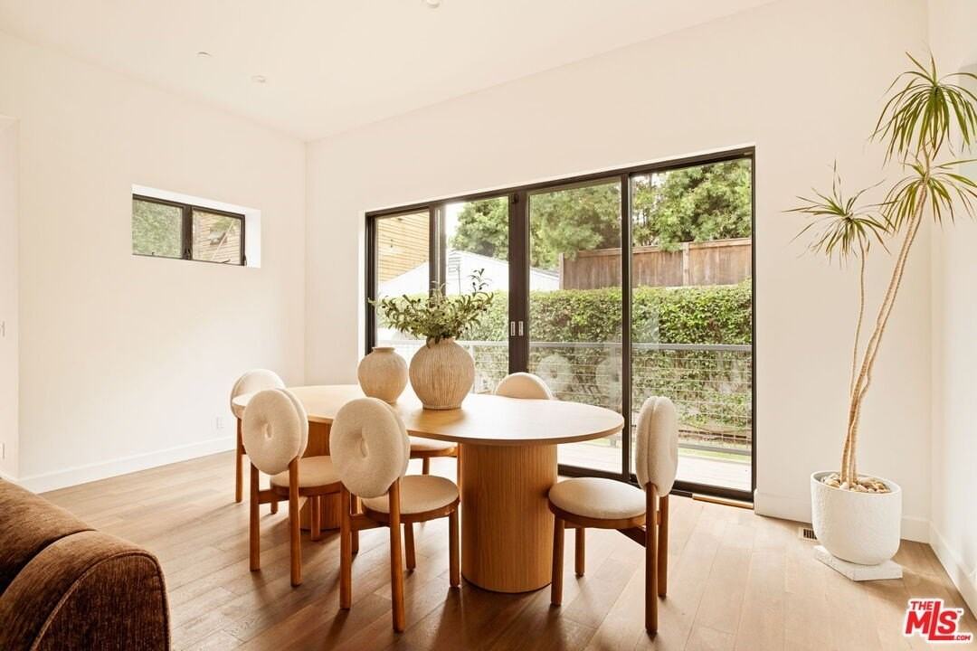 1023 Superba Avenue - Photo 6 of 21